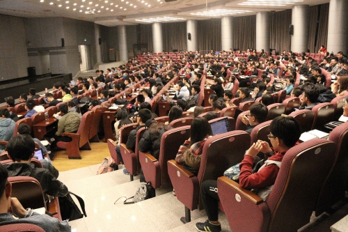 同学们认证听讲.jpg