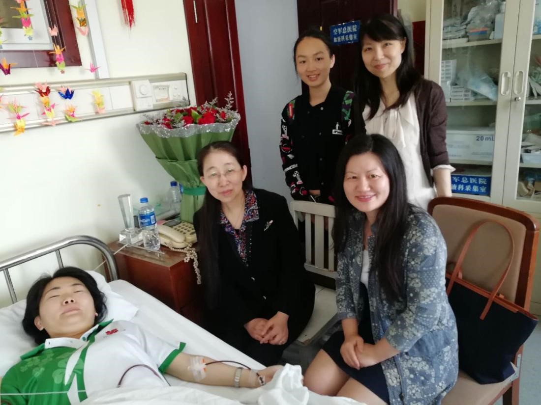 学校老师到医院看望肖瑛同学.jpg