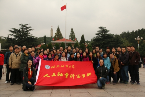 教工党员在五大书记雕塑前合影.JPG